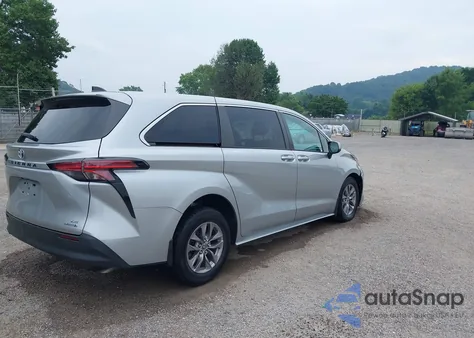 2021 Toyota Sienna Le z USA, uszkodzony, nr VIN 5TDKRKEC6MS031995